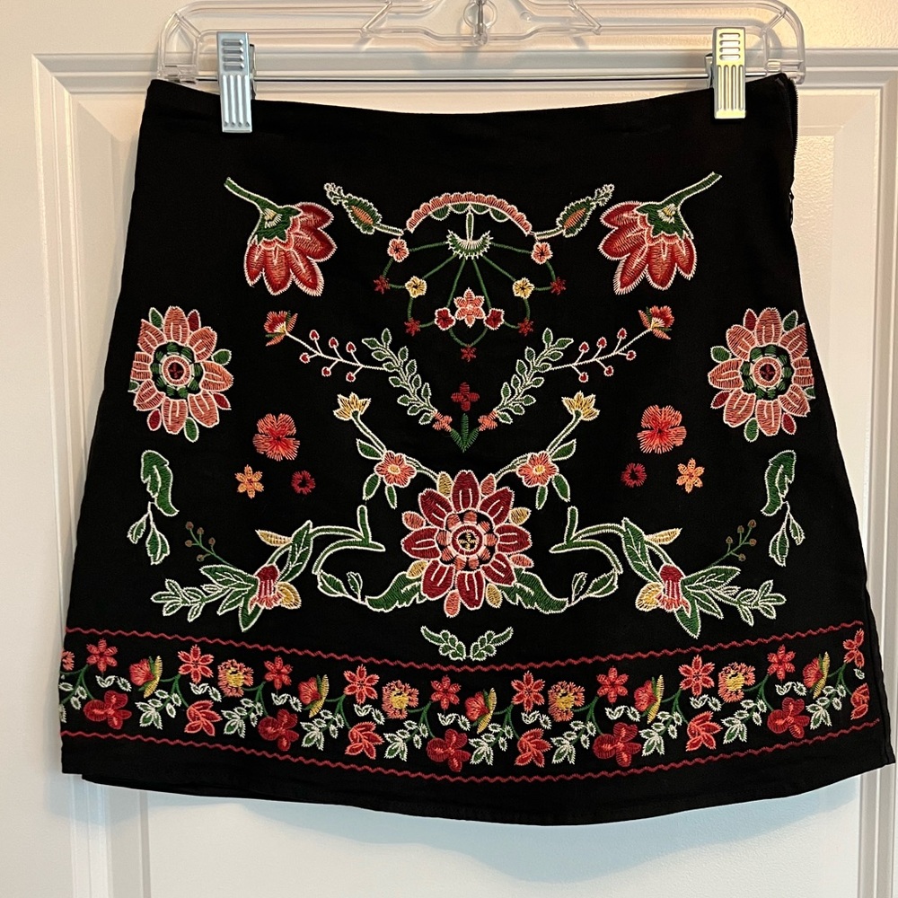 Floral embroidered pencil skirt